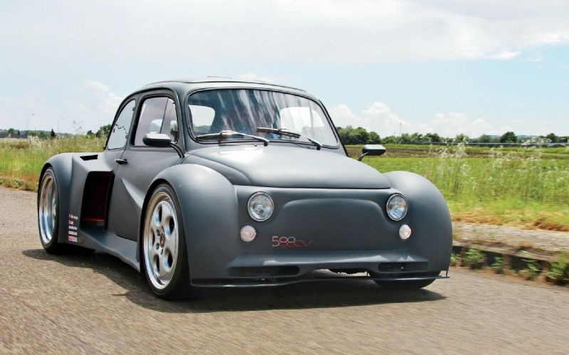 Không chỉ thay đổi ở ngoại thất, nội thất của mẫu Fiat 500 cũng được làm mới. Nổi bật bên trong ca-bin là những chi tiết bọc da màu đỏ. Vô lăng xe được tích hợp luôn đồng hồ hiển thị vòng tua máy. Bản táp-lô được thiết kế gọn gàng, đơn giản.