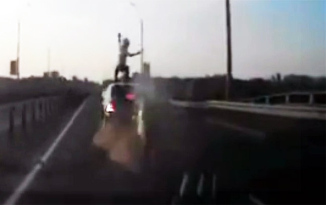 Tinh huong tai nan khong tuong cua mot biker may man hinh anh