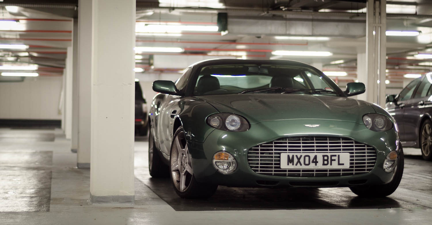 Siêu xe của các đại gia Trung Đông được vận chuyển đến châu Âu bằng máy bay. Những chiếc xe này sẽ tham gia kỳ nghỉ hè cùng chủ nhân trong khoảng 6 đến 8 tuần. Họ thường lái xe của mình đến những trung tâm mua sắm lớn, những tụ điểm vui chơi giải trí như quán bar, casino. Những âm thanh đầy phấn khích của động cơ luôn thu hút một số lượng lớn những người tò mò. Tuy nhiên, không phải ai cũng thích thú với sự ồn ào này. 