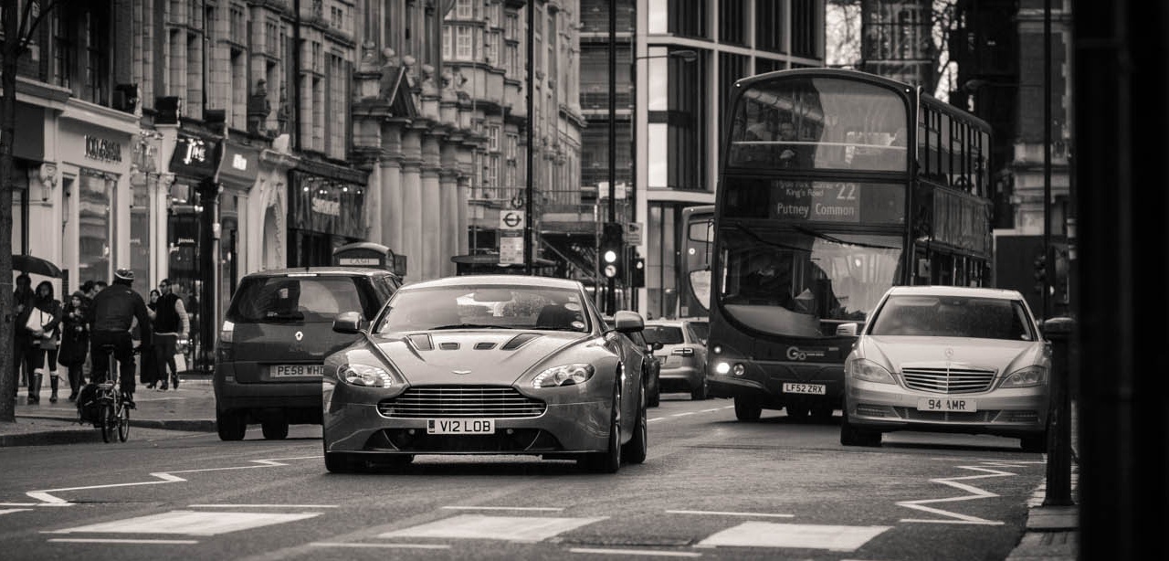 Cứ vào dịp tháng 7, tháng 8 hàng năm, đường phố một số thành phố lớn tại châu Âu như London, Monaco… lại xuất hiện rất nhiều siêu xe, xe siêu sang mang biển số của các quốc gia Trung Đông. Đây là phương tiện đi lại chính của những đại gia khu vực dầu mỏ mang theo để đi lại trong kỳ nghỉ hè tại châu Âu. 