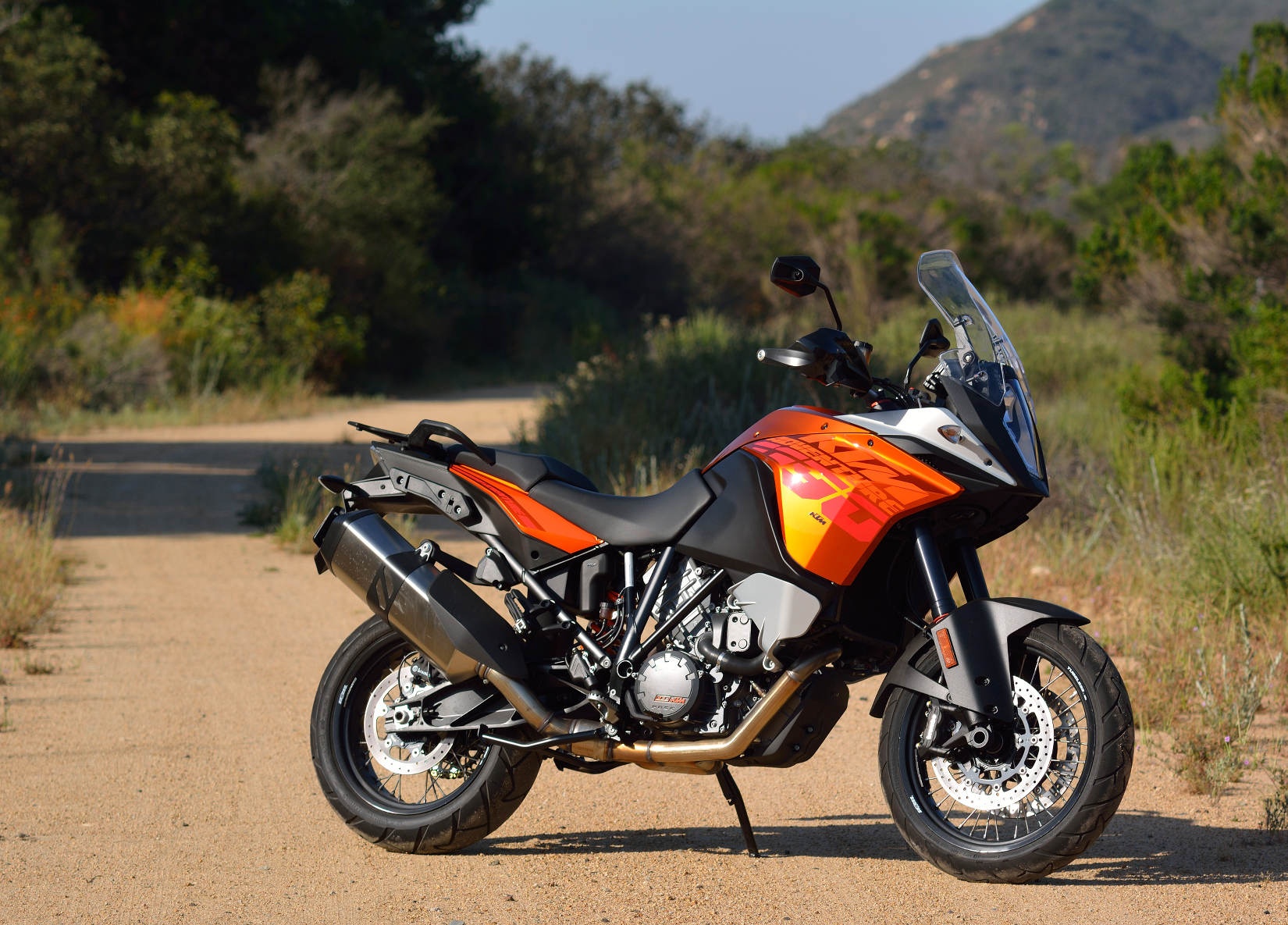 KTM 1190 Adventure được thừa hưởng những tinh hoa trong quá trình hãng xe Áo phát triển siêu mô tô RC8, chính vì vậy mẫu xe đa địa hình đường trường này sở hữu cỗ máy với sức mạnh đáng nể. Hầu hết những chuyên gia đánh giá xe đều có nhận xe tích cực về mẫu xe của KTM.  Cung cấp sức mạnh cho xe là khối động cơ V-Twin 1.195 phân khối, làm mát bằng dung dịch, công suất 150 mã lực tại 9.360 vòng/phút và mô-men xoắn cực đại 125 Nm tại 7.670 vòng/phút. Trong khoảng thời gian 10,62 giây, KTM 1190 Adventure hoàn thành quãng đường 400 mét, với vận tốc trung bình 207,5 km/h. Thời gian tăng tốc từ 0-100 km/h trong 2,8 giây, vận tốc tối đa đạt được 241,6 km/h.