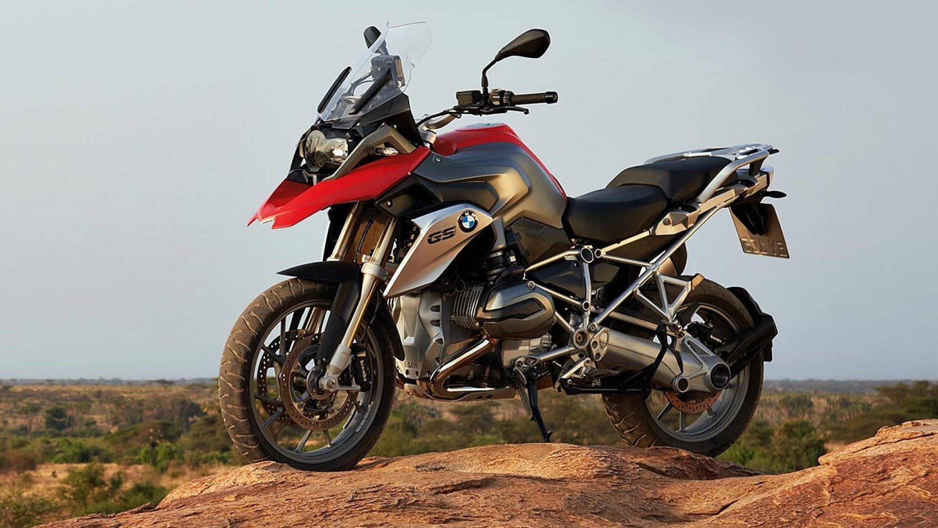 BMW R1200GS là một trong những mẫu xe thành công nhất của hãng xe Đức. Mẫu xe này sử dụng động cơ 4 thì, 1.170 phân khối, làm mát bằng dung dịch, công suất 116,5 mã lực tại 7.900 vòng/phút và mô-men xoắn cực đại 113 Nm tại 6.260 vòng/phút.  Trên quãng đường chạy 400 mét, BMW R1200GS mất 11,07 giây để hoàn thành, với vận tốc trung bình 191 km/h. Thời gian xe tăng tốc từ 0-100 km/h là 2,9 giây, với vận tốc tối đa 220 km/h.