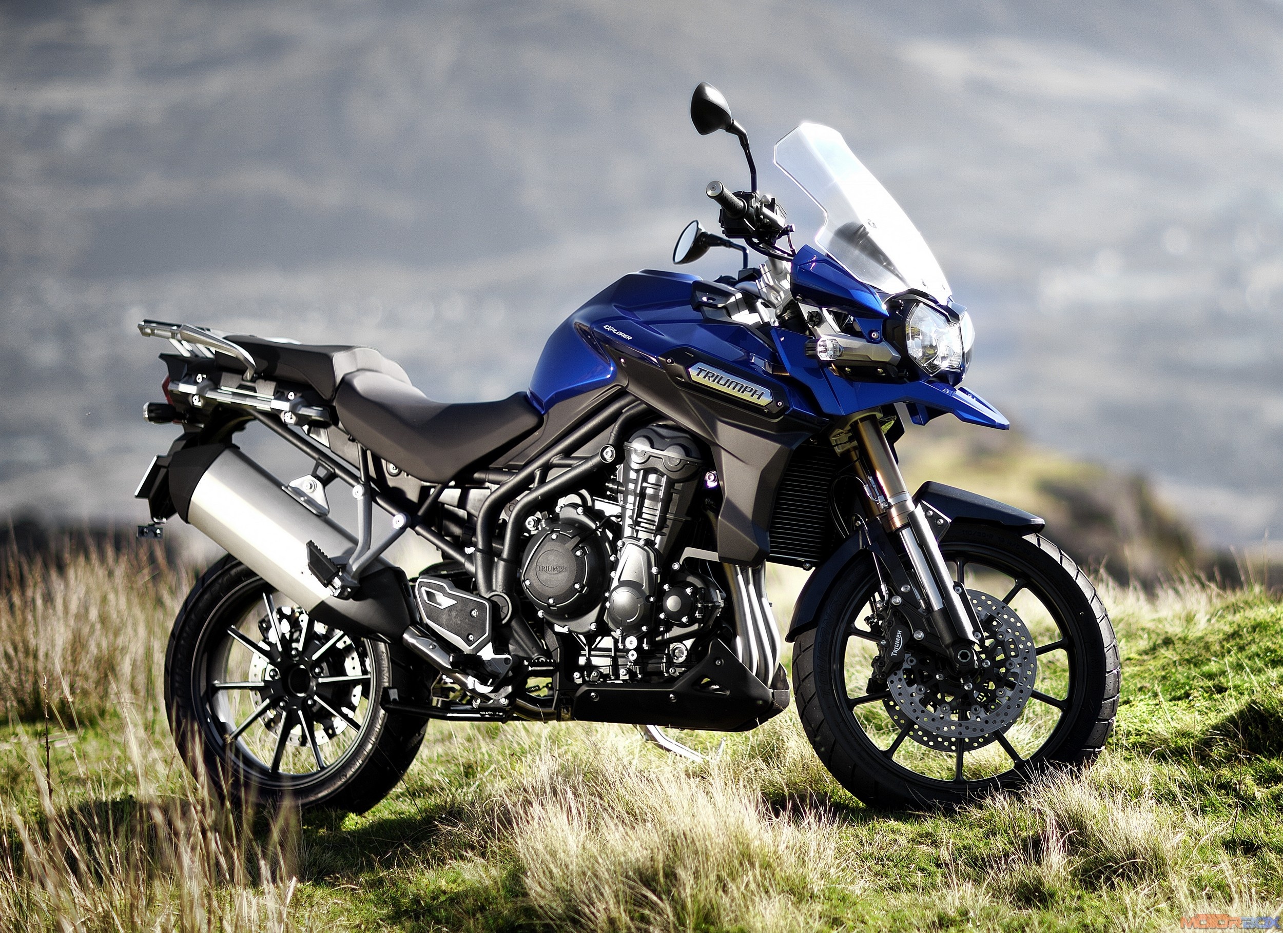 Triumph Tiger Explorer 2014 mang lại trải nghiệm lái tốt đối với cả địa hình đường phố lẫn đường trường. Những giá trị cốt lõi của Triumph vẫn được duy trì trên mẫu xe này đó là sự thực tế, dễ điều khiển và cũng đầy mạnh mẽ.  Cung cấp sức mạnh cho xe là khối động cơ 4 thì, 3xi-lanh, 12 van, 1.215 phân khối, cam đôi DOHC, công suất tối đa 112,6 mã lực tại 8.890 vòng/phút và mô-men xoắn cực đại 101 Nm tại 6.400 vòng/phút. Trên đường chạy thử nghiệm 400 m, mẫu mô tô của Triumph chạy mất 11,2 giây, với vận tốc trung bình 191 km/h. Thời gian tăng tốc từ 0-100 km/h là 3 giây, với vận tốc tối đa 212 km/h.