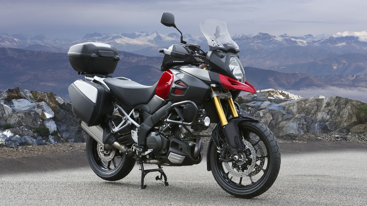 Theo đánh giá của giới chơi xe, Suzuki V-Strom 1000 2014 là một trong những mẫu xe mang lại cảm giác lái thú vị nhất. Hệ khung sườn xe được chế tạo với trọng lượng nhẹ, tư thế ngồi lái thoải mái, cũng nhiều tính năng an toàn cao cấp.  Cung cấp sức mạnh cho xe là khối động cơ 4 thì, 1.037 phân khối, làm mát bằng dung dịch, cam đôi DOHC, công suất tối đa 91,1 mã lực tại 8.240 vòng/phút và mô-men xoắn cực đại 91.3 Nm tại 3.980 vòng/phút. Trên quãng đường thử nghiệm, mẫu xe của Suzuki mất 11,6 giây để hoàn thành quãng đường 400 m, với vận tốc trung bình 180 km/h, thời gian tăng tốc từ 0-100 km/h là 3,1 giây. Vận tốc tối đa Suzuki V-Strom 1000 đạt được là 201 km/h.