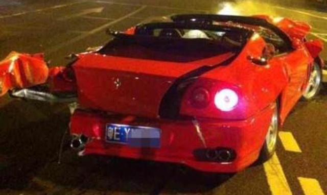 Trong khi đó, phần đuôi xe cũng hư hỏng nghiêm trọng, không còn nhận rõ các chi tiết một bên sườn. Ngoài những thiệt hại nhìn thấy tại hiện trường, thông tin về thương vong sau tai nạn không được công bố. Siêu xe Ferrari 575M Superamerica sở hữu sức mạnh 533 mã lực. 