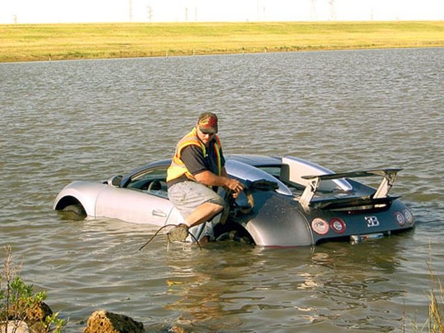 Siêu xe Bugatti Veyron nằm dưới hồ nước sau vụ tai nạn.