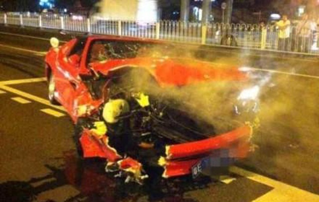 Sieu xe Ferrari hang hiem tan nat sau va cham o van toc cao hinh anh