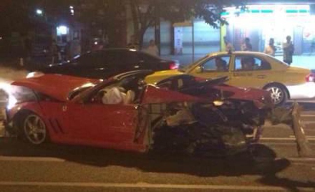 Vụ tai nạn xảy ra tại tỉnh Quảng Đông, Trung Quốc. Toàn bộ phần thân siêu xe Ferrari 575M Superamerica bị hư hỏng rất nặng. Những thông tin chi tiết về vụ tai nạn không được công bố. Nhưng từ ảnh hiện trường có thể thấy siêu xe của Ý đã đâm vào một vật cản phía trước với tốc độ rất cao. Do đó, phần đầu xe biến dạng hoàn toàn, như một đống sắt vụn. 