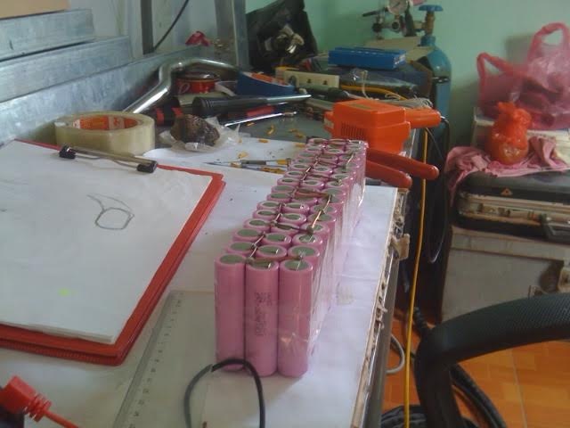 Cách bố trí các cell pin của anh Đông. Đây là loại pin 18650 26f do Samsung sản xuất, với giá khoảng 60.000 đồng/viên. 