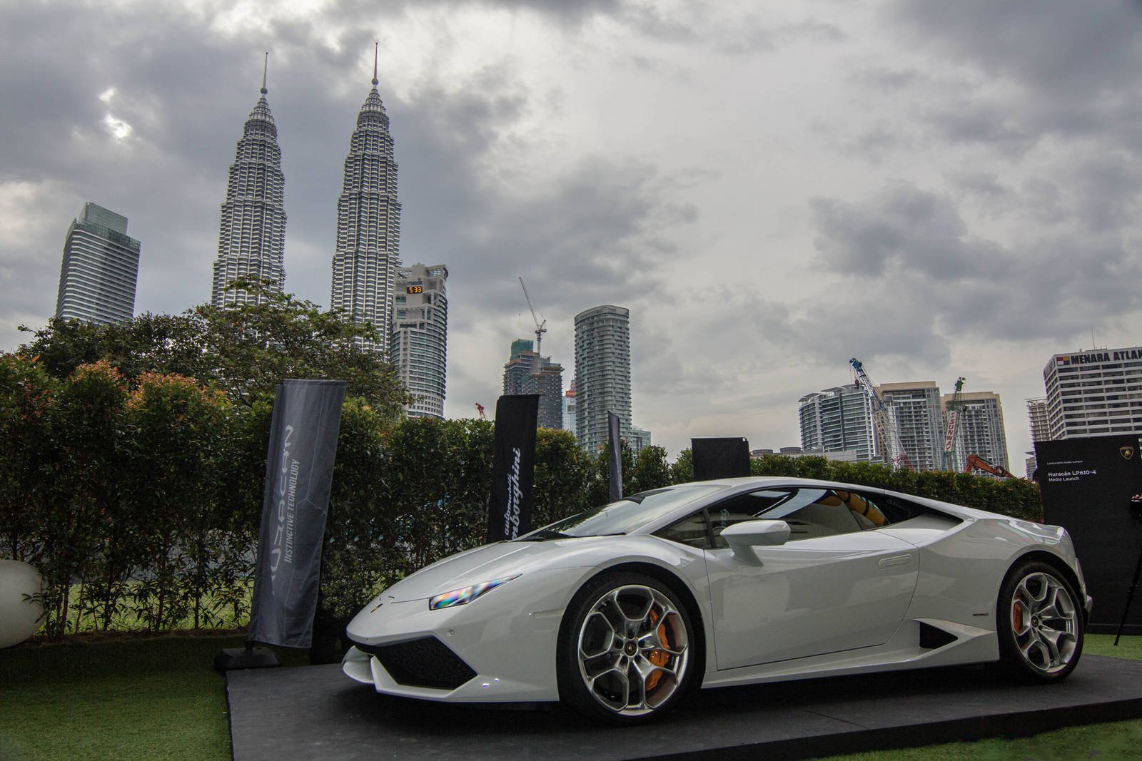 Sieu xe Lamborghini Huracan dat van toc 340 km/h hinh anh