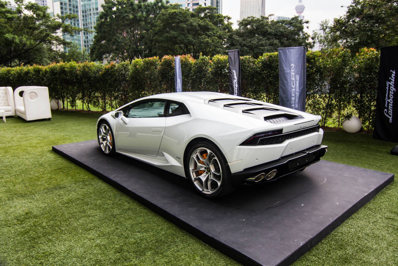 Sau khi chu du đến nhiều quốc gia khác nhau, siêu xe mới nhất của Lamborghini đã chính thức đặt chân đến Malaysia. Siêu xe Huracan LP610-4 được giới thiệu tại Malaysia màu sơn với màu sơn trắng đục Bianco Icarus. 