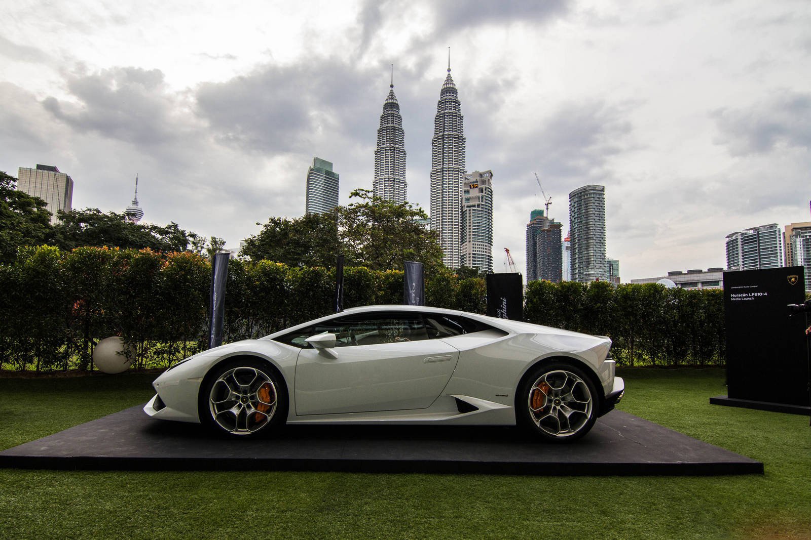 Lamborghini Huracan LP610-4 xuất hiện trước công chúng lần đầu tiên tại triển lãm Geneva Motor Show 2014 hồi tháng 3. Ngay sau đó, hãng xe Ý đã tổ chức một loạt các sự kiện để giới thiệu Huracan với những khách hàng thân thuộc của Lamborghini và cả những khách hàng tiềm năng. 
