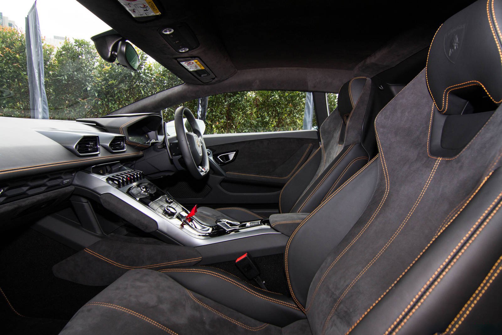 Nội thất của Huracan cũng tạo nên sự khác biệt và đẳng cấp khi được bọc da Alcantara và Nappa cao cấp. Những đặc điểm này khá giống với các Lamborghini thực hiện trên Aventador. 