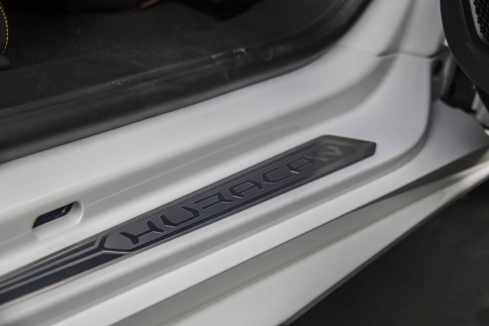 Thiết kế khung gầm của là sự kết hợp giữa nhôm và sợi carbon, mang lại độ bền cao và trọng lượng nhé. Động năng của xe được truyền qua hộp số 7 cấp ly hợp kép và hệ dẫn động 4 bánh. Cung cấp sức mạnh cho xe là khối động cơ V10 5,2 lít, công suất tối đa 602 mã lực tại 8.250 vòng/phút và mô-men xoắn cực đại 560 Nm tại 6.500 vòng/phút. Hurcan có khả năng tăng tốc từ 0-100 km/h trong 3,2 giây trước khi đạt vận tốc tối đa 325 km/h.