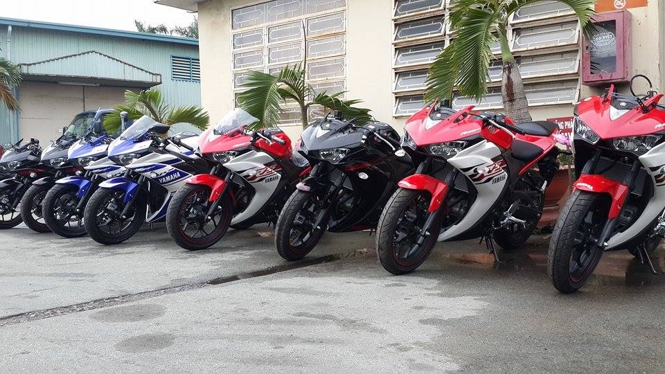 Mới đây, hình ảnh 8 chiếc Yamaha R25 với đủ các tùy chọn màu sắc đã được nhập khẩu về Việt Nam để phục nhu cầu chơi xe của các biker. Bên cạnh màu sắc xanh GP đã từng xuất hiện tại Việt Nam, màu đỏ trắng và đen cũng được một đơn vị phân phối xe nhập về. 8 chiếc xe được xếp thành hàng ngay ngắn bên trong một bãi để xe. 
