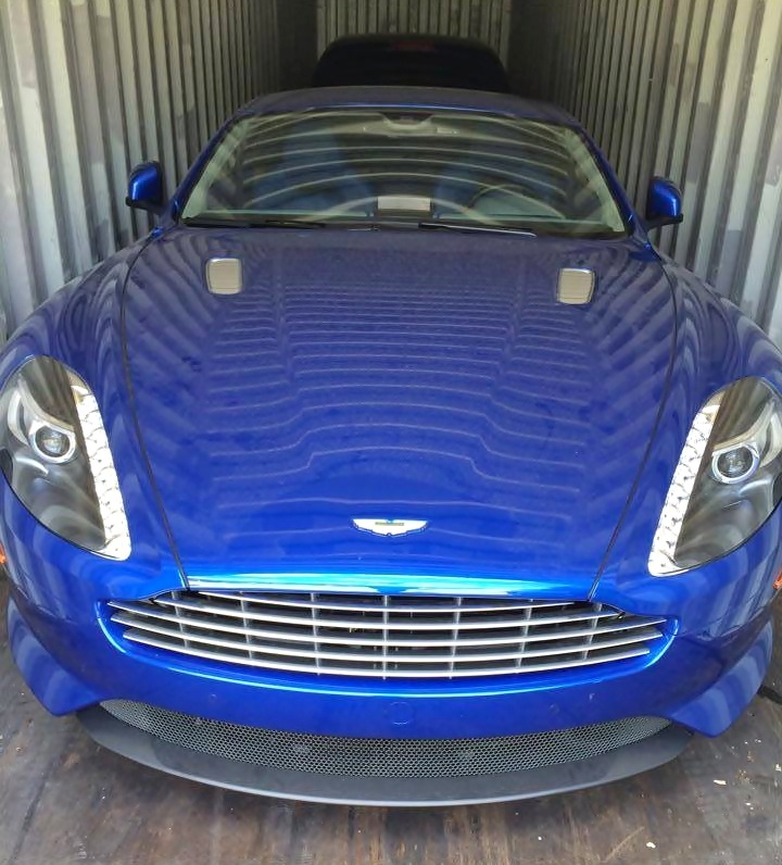 Aston Martin DB9 mau doc xuat hien tai Viet Nam hinh anh