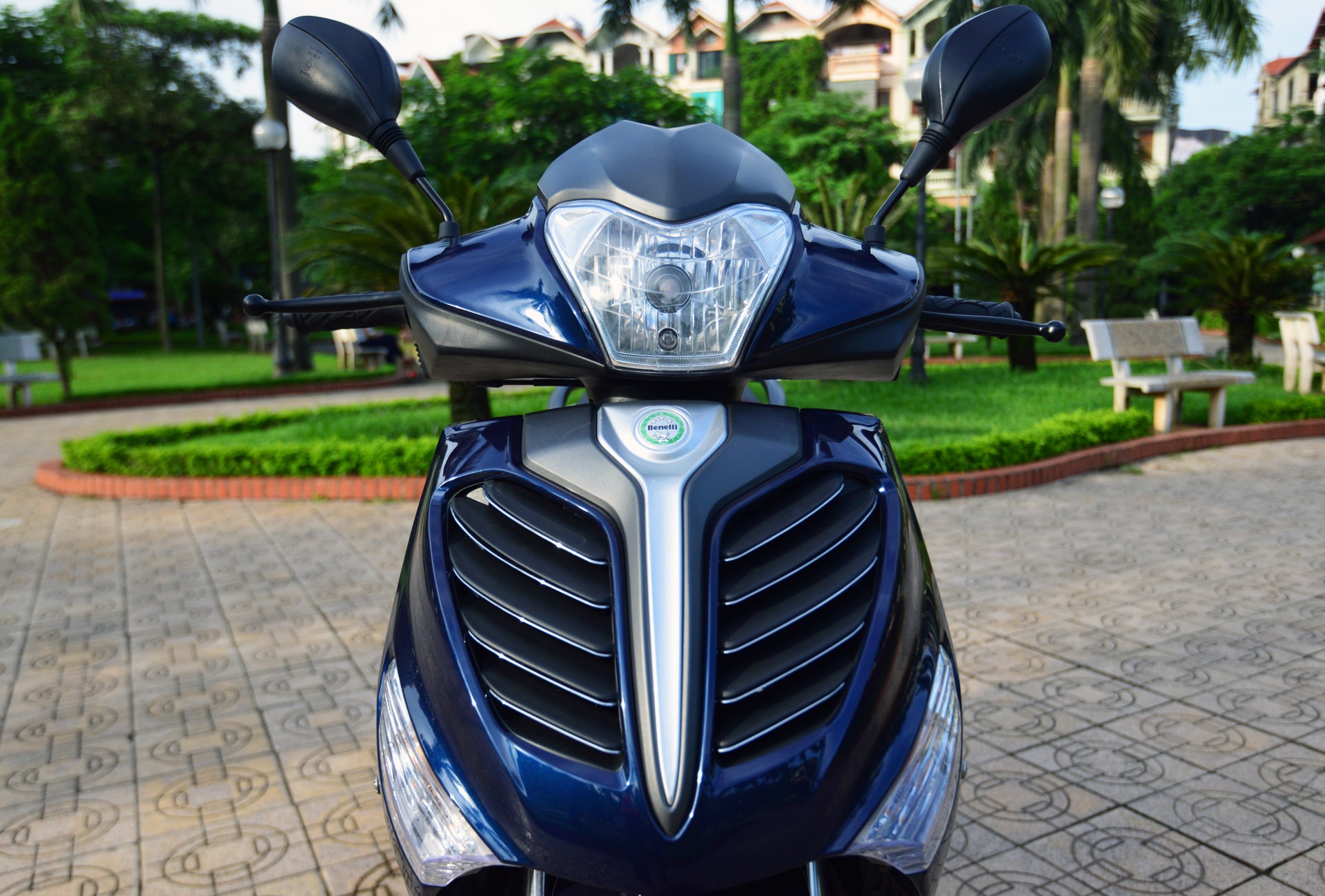 Thiết kế phần đầu xe gây ấn tượng với cụm đèn pha lớn, có kiểu dáng khá giống với một số mẫu xe phân khối lớn của hãng. Phía trên cụm đèn pha có mặt nạ nhỏ nhắn, thiết kế với những đường gân cứng cáp. Ngoài ra, khe hút gió được thiết kế to phía mặt nạ xe cũng mang lại cảm giác nam tính cho mẫu xe ga này. Tuy nhiên, Benelli cũng khéo léo khi bổ sung dải cà-vạt chạy dọc mặt nạ xe để giảm các giá thô cứng. Hai đèn xi-nhan lớn được tích hợp luôn trên yếm xe. 