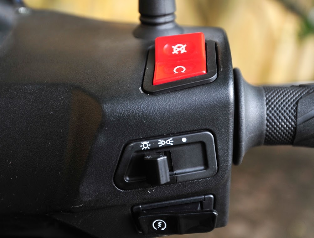 Thiết kế nút bấm chức năng trên tay lái của Caffe Nero không có nhiều sự khác biệt. Bên tay phải có thêm công tắc ngắt/mở động cơ. Nút bấm Passing được tích hợp cùng với nút điều chỉnh pha/cốt. 