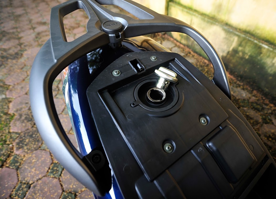 Bình xăng được đặt dưới yên xe, dung tích 7,6 lít. 