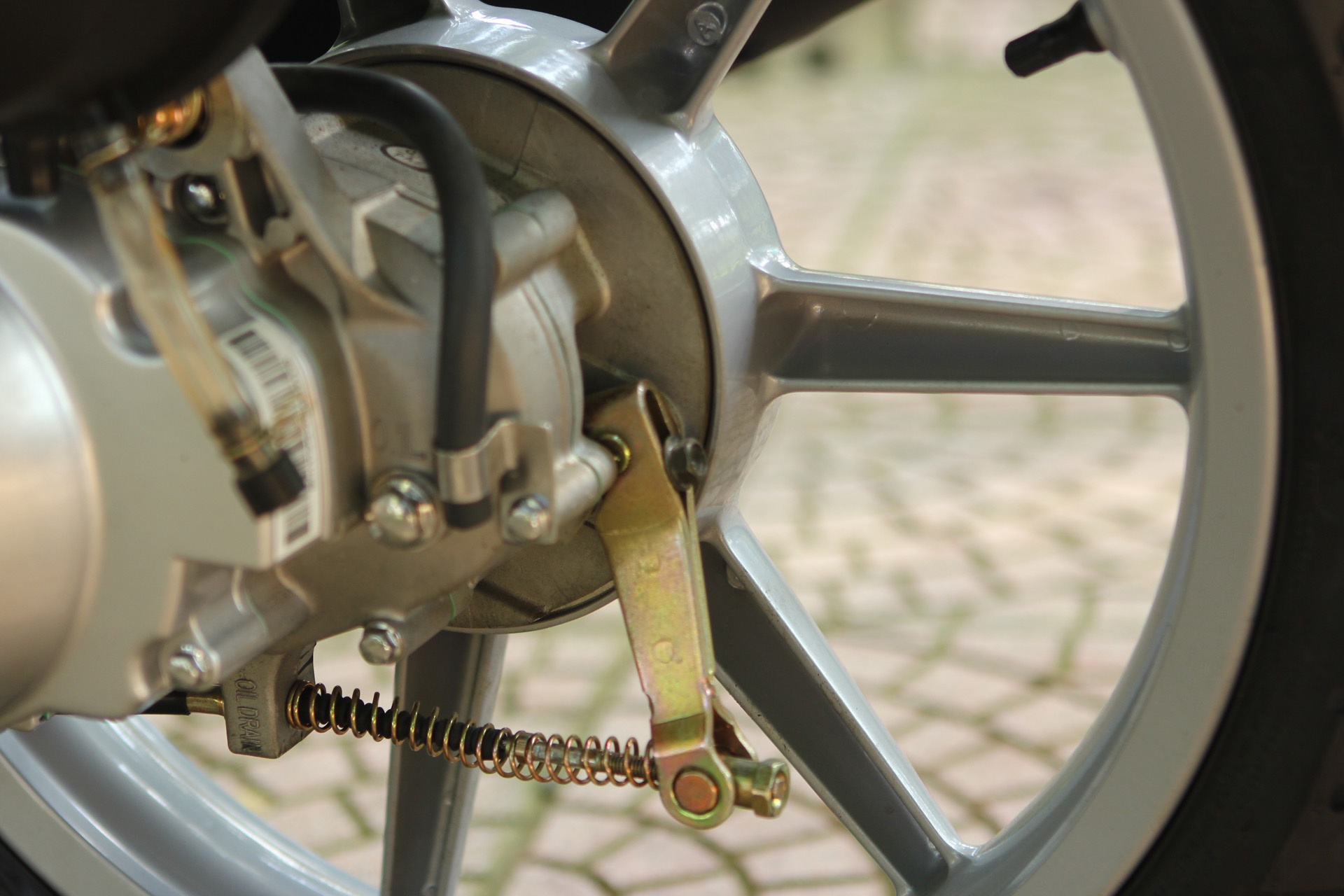 Benelli Pepe được trang bị phanh tang trống phía sau. Bánh xe có kích thước 90/80-16.