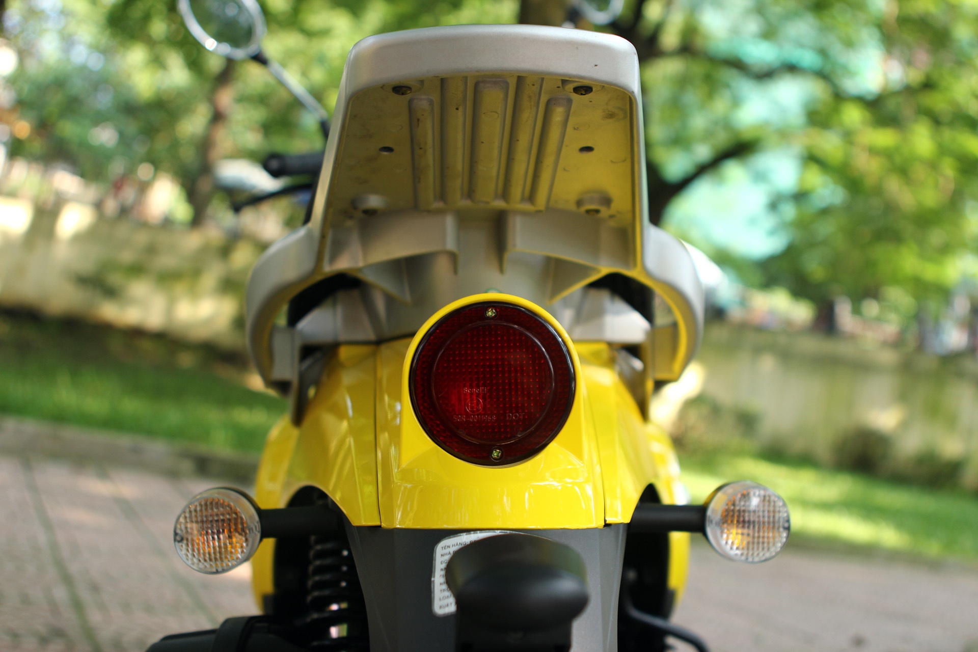 Cụm đèn hậu được thiết kế gọn ở phía sau