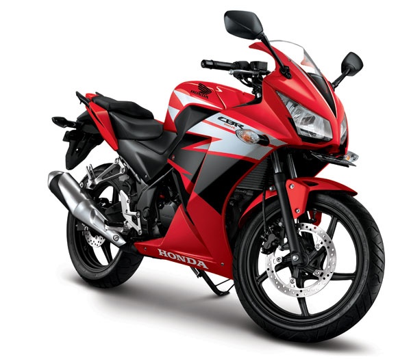 Ở phiên bản mới nhất, CBR150R được trang bị cụm đèn pha đôi, mang lại sự mạnh mẽ và khỏe khoắn hơn khi nhìn từ phía trước. Hai bên sườn và đuôi xe cũng được thiết kế bắt mắt và thể thao hơn. Cùng với đó, ống xả của CBR150R mới được thiết kế phong cách hơn so với trước đây.