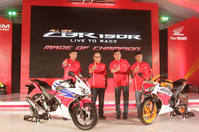 Honda CBR150R hoan toan moi de doa vi the cua Yamaha R15 hinh anh