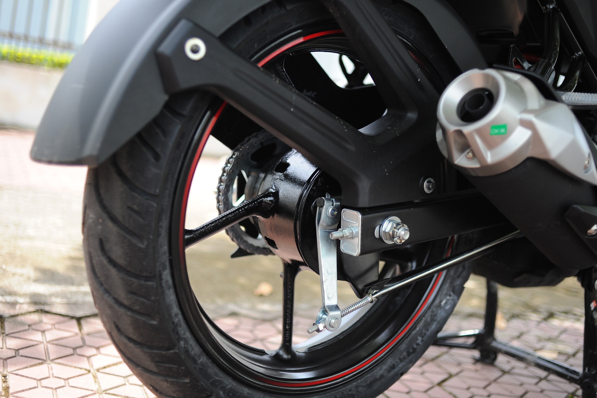 Phanh sau của FZ-S Version 2.0 vẫn là phanh tang trống. Lốp sau kích thước 140/60 - 17. 