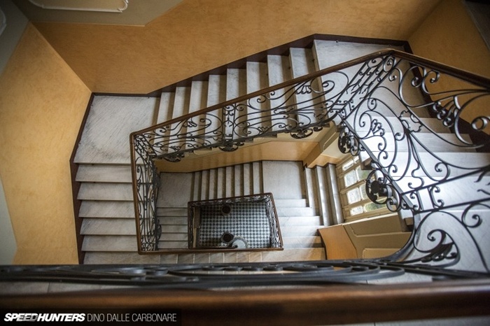 Nét độc đáo nằm ở cách thức bài trí cửa sổ, cùng tay vịn cầu thang được gia công bằng kim loại, khiến ánh nắng làm kiến trúc ngôi nhà thêm rực rỡ.