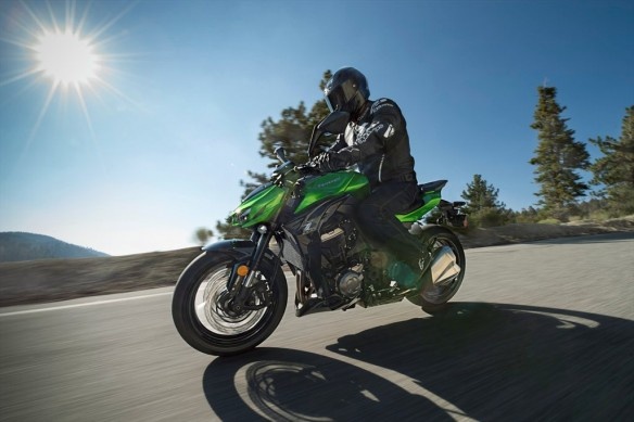 Thế hệ thứ 2 của mẫu naked bike Z1000 ra mắt hồi cuối năm ngoái, cũng có những thay đổi nhẹ nhàng ở phiên bản 2015. Thiết kế mới theo ngôn ngữ Sugomi của phiên bản 2014 vẫn được giữ nguyên ở phiên bản 2015, chỉ một số thay đổi nhỏ xuất hiện. Bên cạnh đó, màu sơn xe cũng có thêm sự lựa chọn mới. Siêu naked bike của Kawasaki được trang bị động cơ 4 thì 1.043 phân khối, làm mát bằng dung dịch, cam đôi DOHC. Z1000 chính là một trong những mẫu naked bike mạnh mẽ nhất trên thế giới hiện nay. 