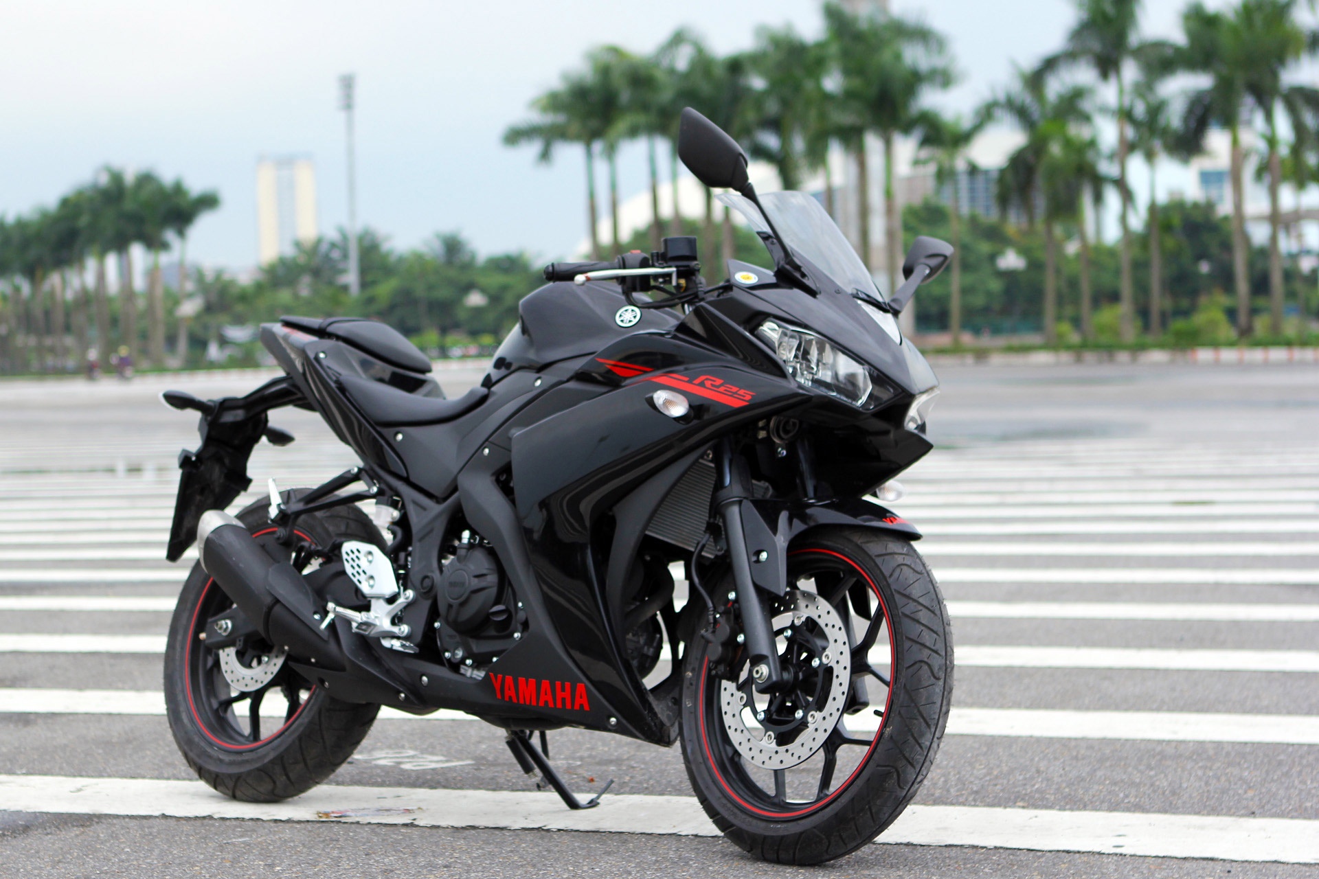 Chi tiet Yamaha R25 mau den gia hon 200 trieu tai Ha Noi hinh anh