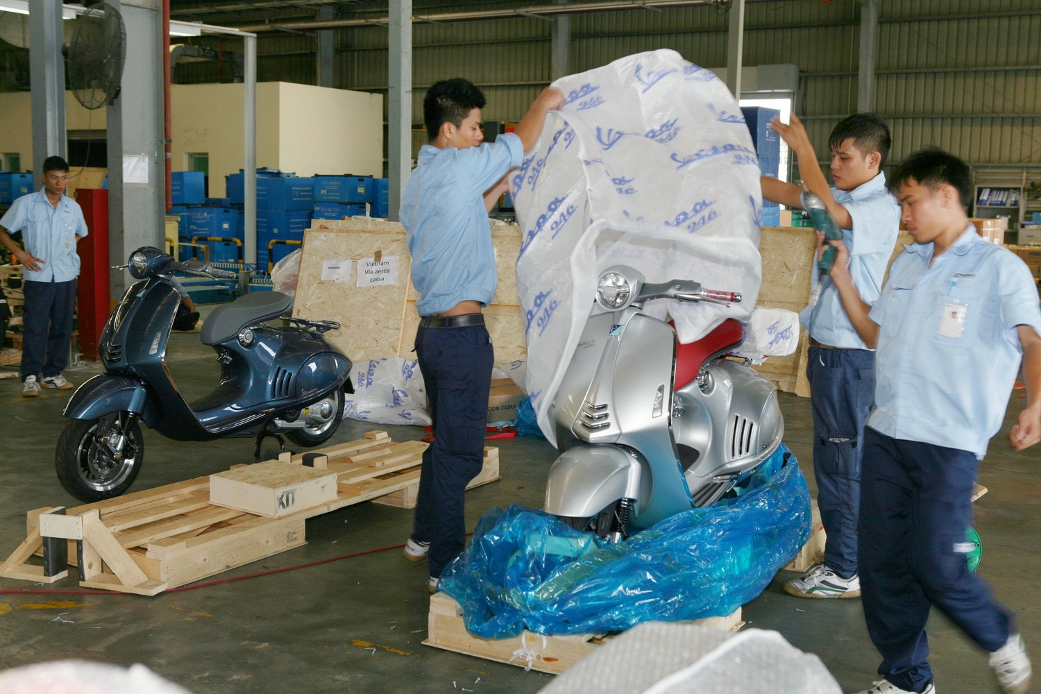 Hình ảnh Vespa 946 Bellissima được nhập về Việt Nam với 2 màu mới xanh dương và xám kim loại.