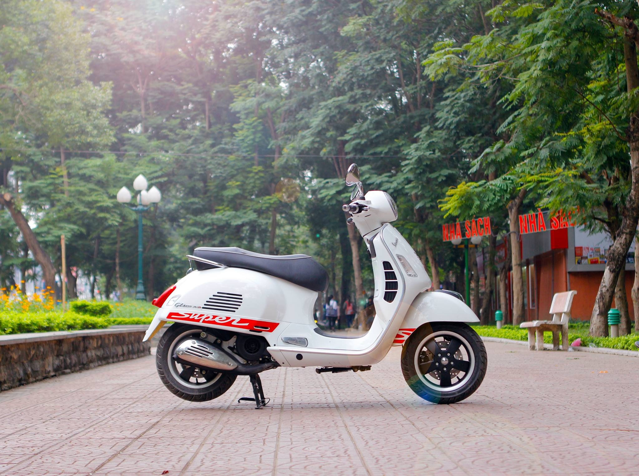 Vespa GTS Super nội địa là đối thủ đáng ghờm của SH nội.