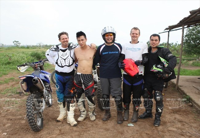 Một số thành viên trong nhóm chơi xe địa hình Hà Nội.