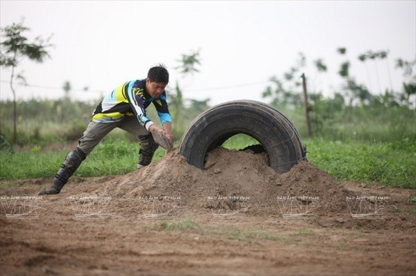 Tự tạo vật cản để làm sân tập.