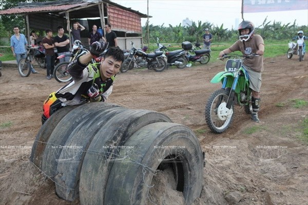 Hướng dẫn cho nhau cách vượt qua những đoạn địa hình.