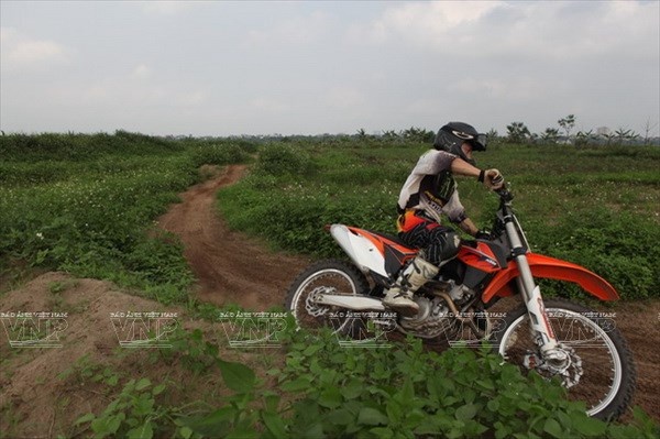 Khúc cua gấp trong bài đua thường mang lại khó khăn cho những tay đua vì cát sẽ dễ làm trượt xe.