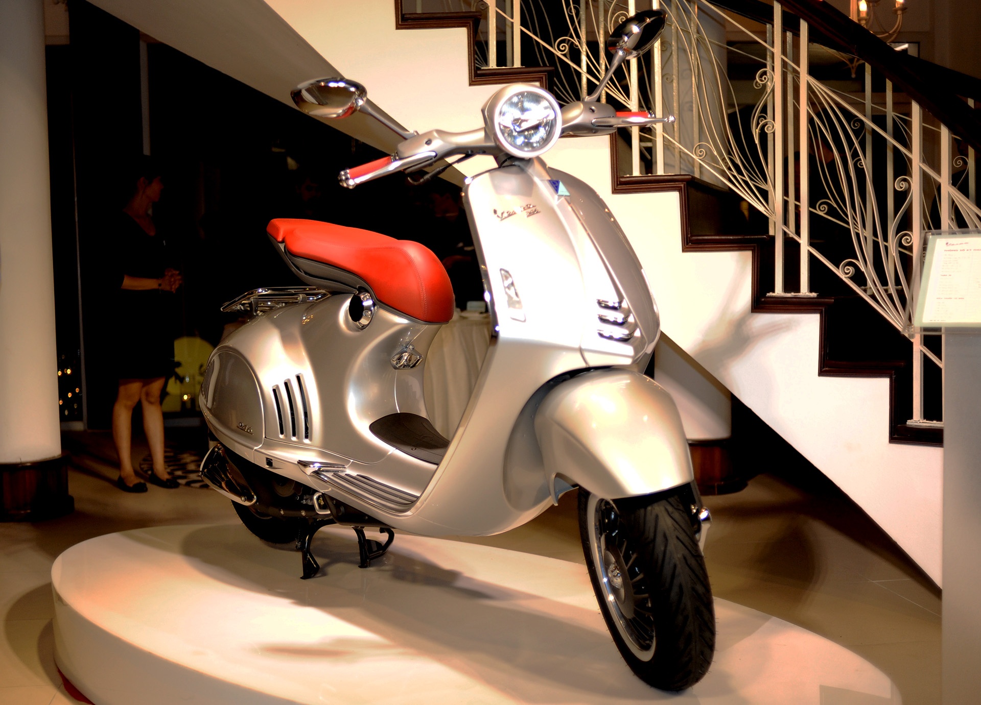 Chi tiet Vespa 946 Bellissima gia 365 trieu tai Viet Nam hinh anh