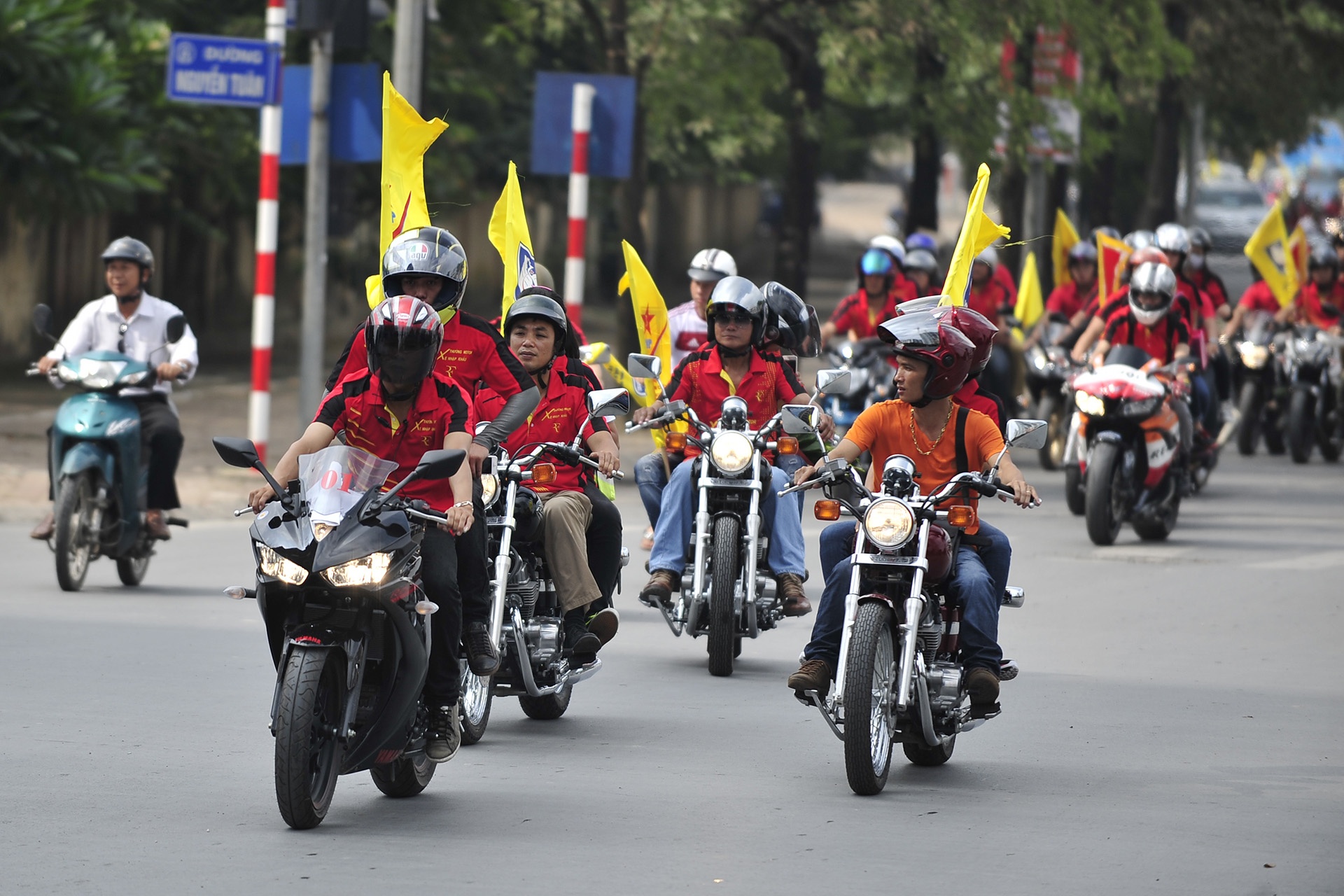 Dan mo to tren pho Ha Noi hinh anh