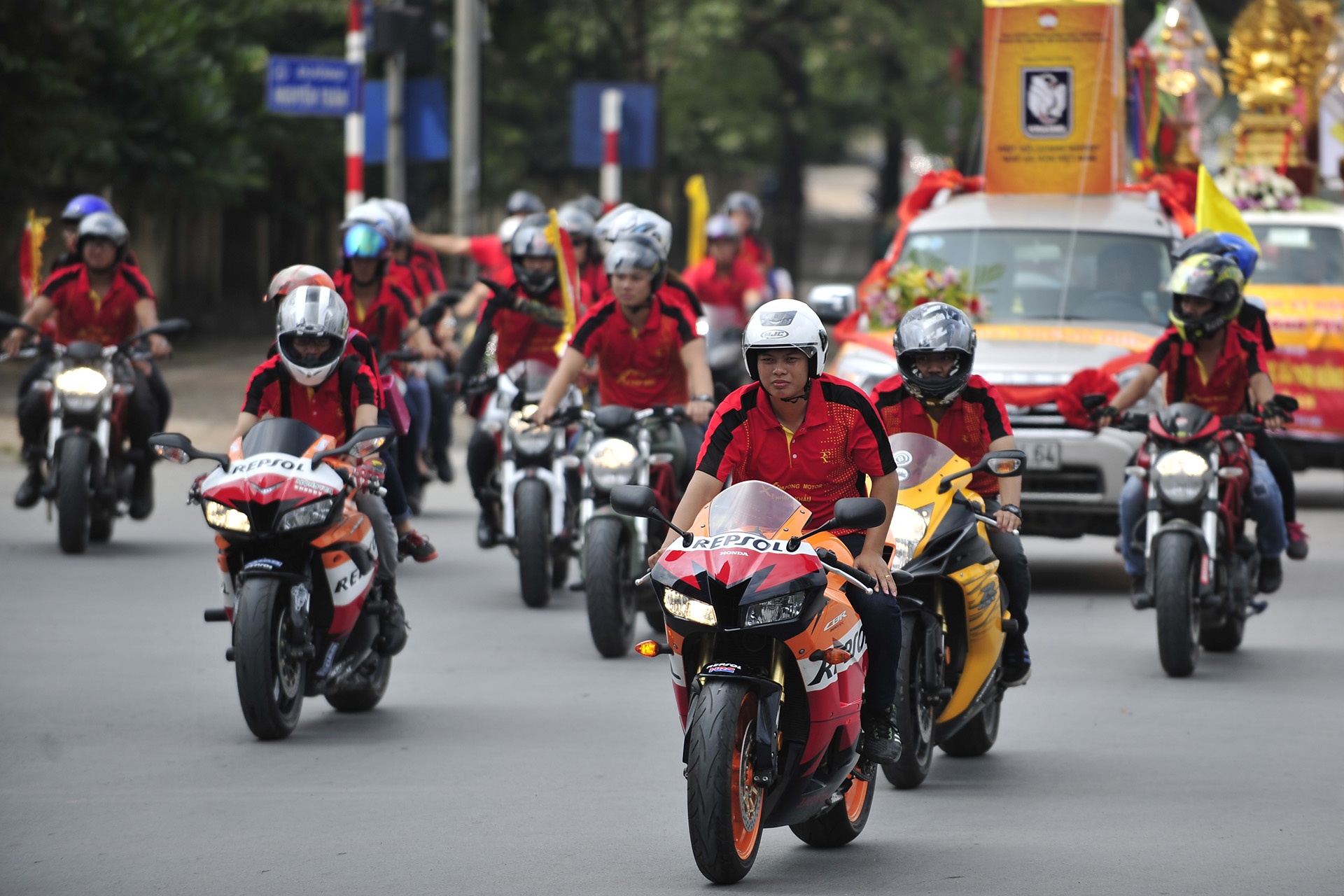 Dan xe mo to khuay dong duong pho Ha Noi hinh anh