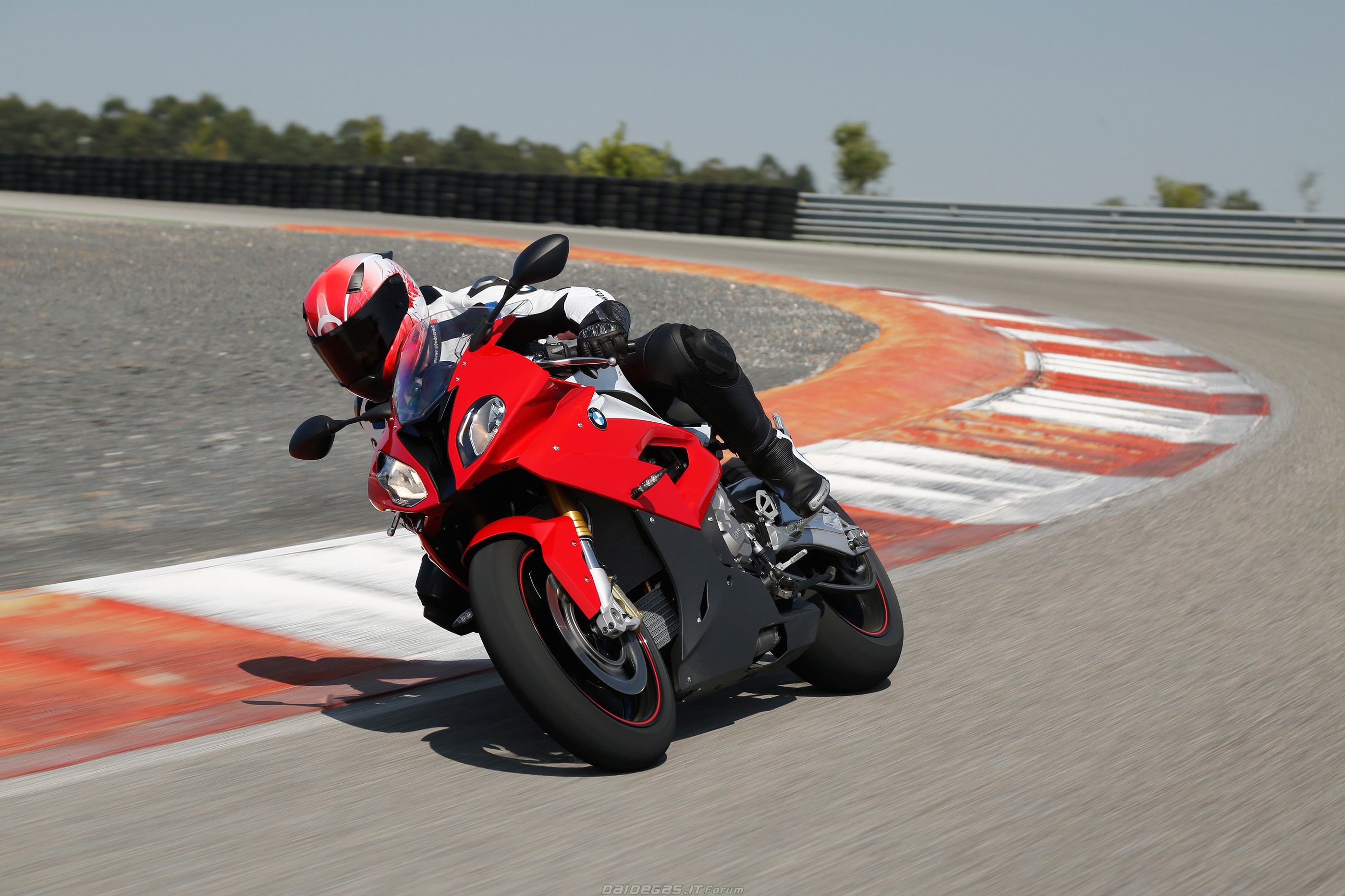 Để tăng thêm khả năng làm chủ chiếc xe cho người lái, S1000RR 2015 được thiết lập sẵn 3 chế độ điều khiển: Rain, Sport và Race. Bên cạnh đó, những trang bị an toàn cao cấp khác của xe gồm có hỗ trợ sang số nhanh, kiểm soát độ bám đường, giám sát hành trình, chống bó cứng phanh ABS, hệ thống cân bằng tự động.