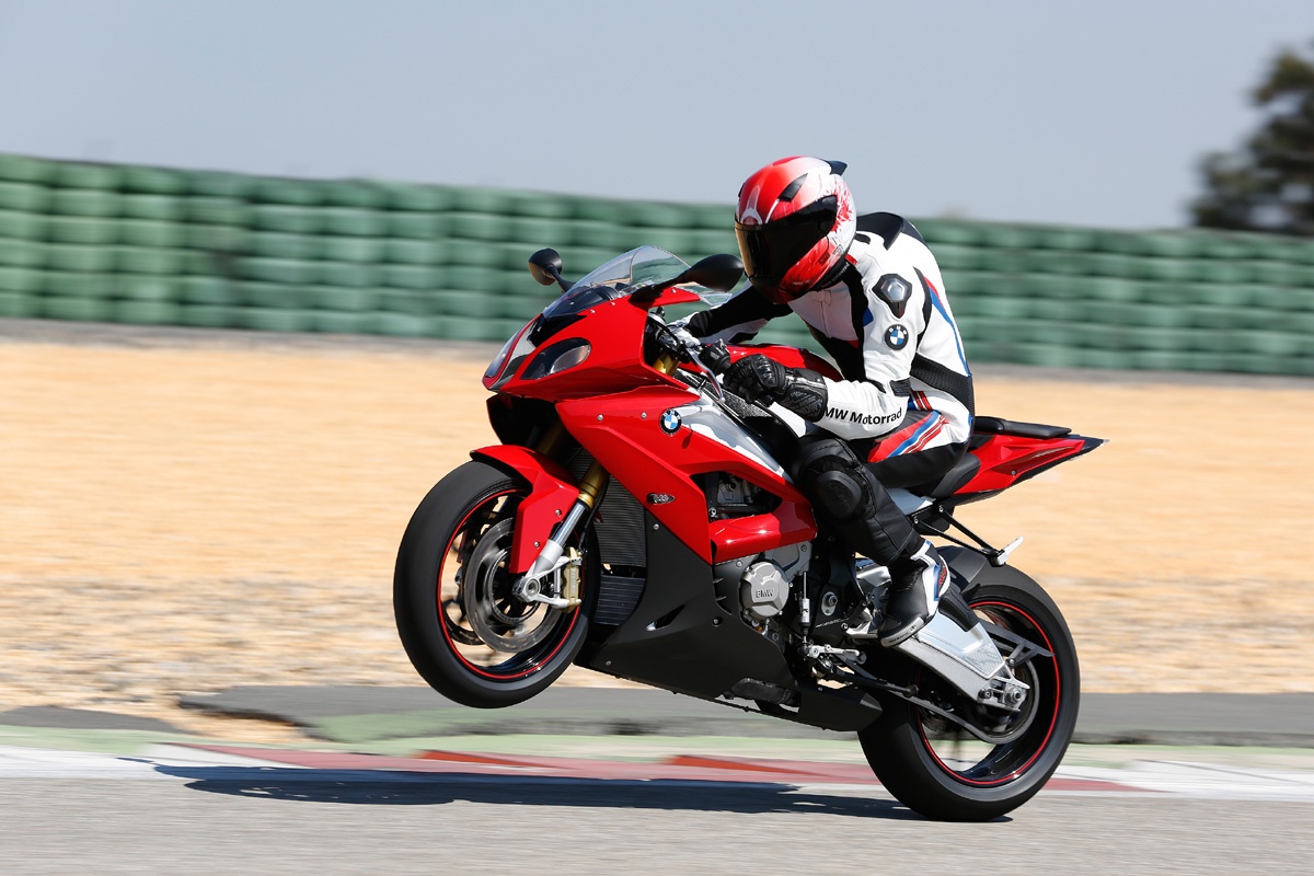 Hệ khung sườn của xe được thiết kế lại với kết cấu mới, nhẹ hơn. Khả năng giữ ổn định và cân bằng của xe cũng được cải thiện so với trước đó. Ngoài ra, BMW cũng tiến hành nâng cấp hệ thống treo trước, sau của xe. Bên cạnh đó, người dùng cũng có thể tùy chọn hệ thống treo điện tử Dynamic Damping Control, từng được giới thiệu trên siêu mô tô BMW HP4.