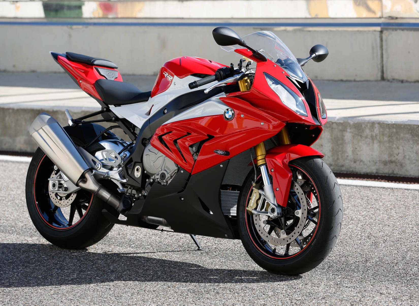 Khi được giới thiệu lần đầu tiên vào năm 2009, BMW S1000RR đã tạo nên một cơn chấn động trong phân khúc xe sportbike. Ngay sau đó, siêu mô tô của BMW Motorrad đã được tạp chí Motocycle bình chọn là mẫu xe tốt nhất năm 2010.