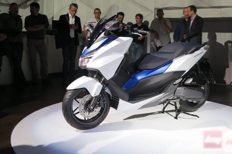 Honda gioi thieu xe tay ga Forza 125 hinh anh