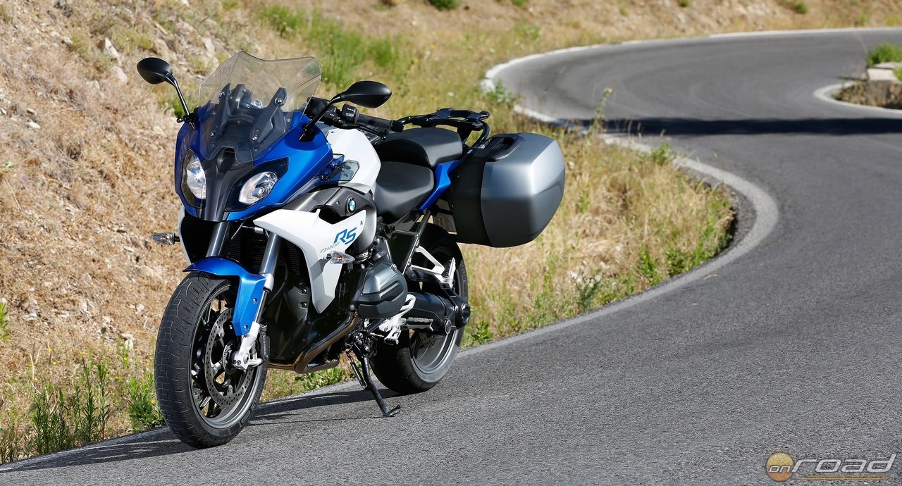 BMW R1200 RS sở hữu thiết kế phần đầu xe khác biệt so với R1200 R.