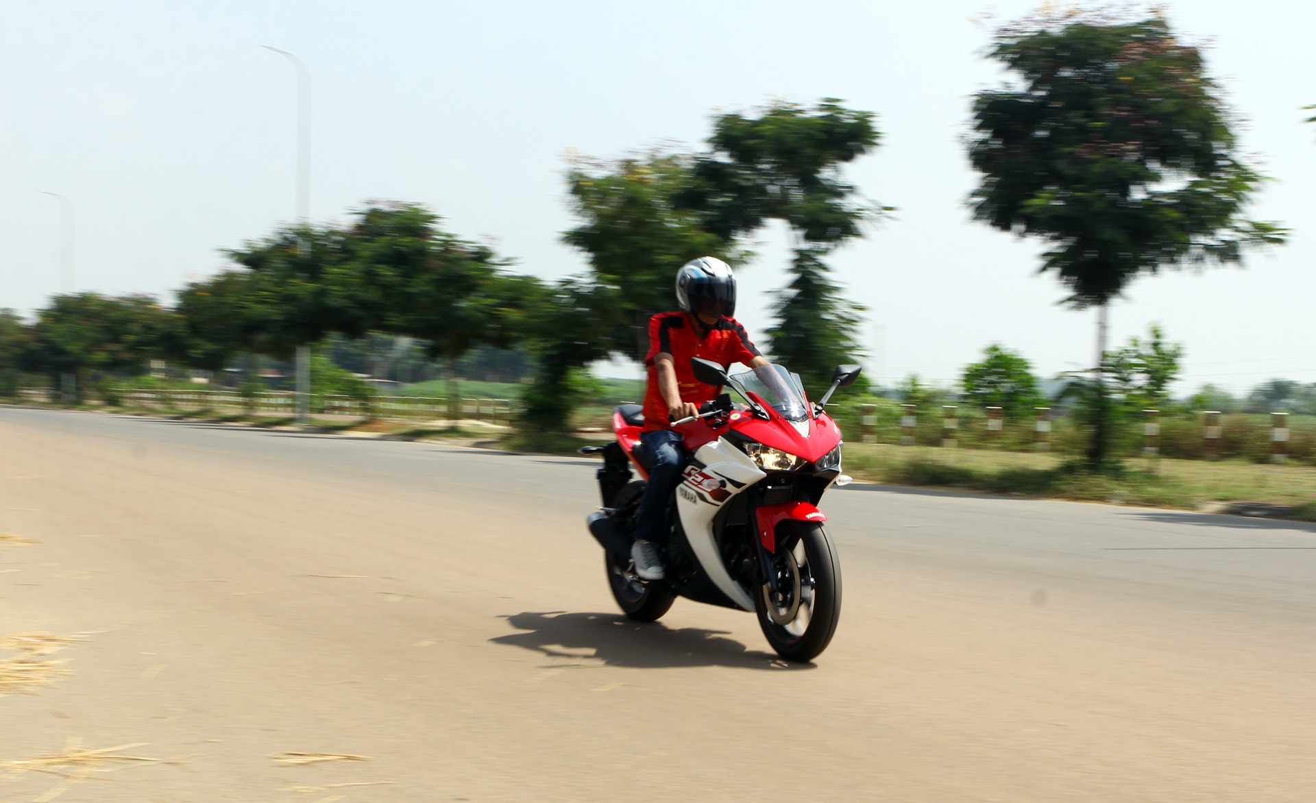 Tiếng pô hiền của R25 không gây ấn tượng ngay khi khởi động máy.