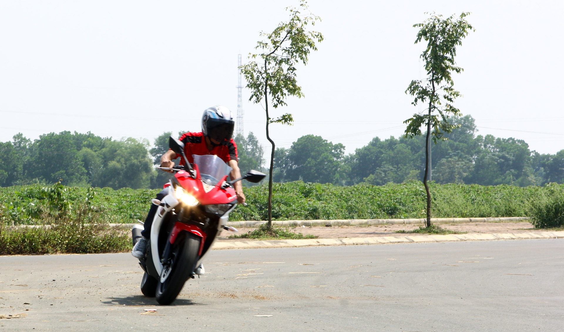 Cảm giác vào cua đầy tự tin với lốp bánh lớn.