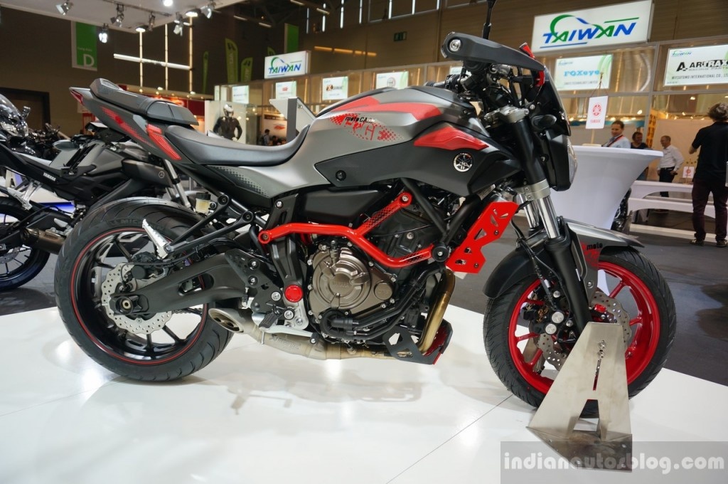 Do là mẫu xe phục vụ mục đích stunt, nên thân xe được gắn bộ khung bảo vệ động cơ, lốc máy và gắn thêm chống đổ. Trong khi đó, cung cấp sức mạnh cho xe vẫn là khối động cơ 689 phân khối, xi-lanh đôi, làm mát bằng dung dịch, công suất 74,8 mã lực và mô-men xoắn cực đại 68 Nm, đi cùng hộp số 6 cấp.