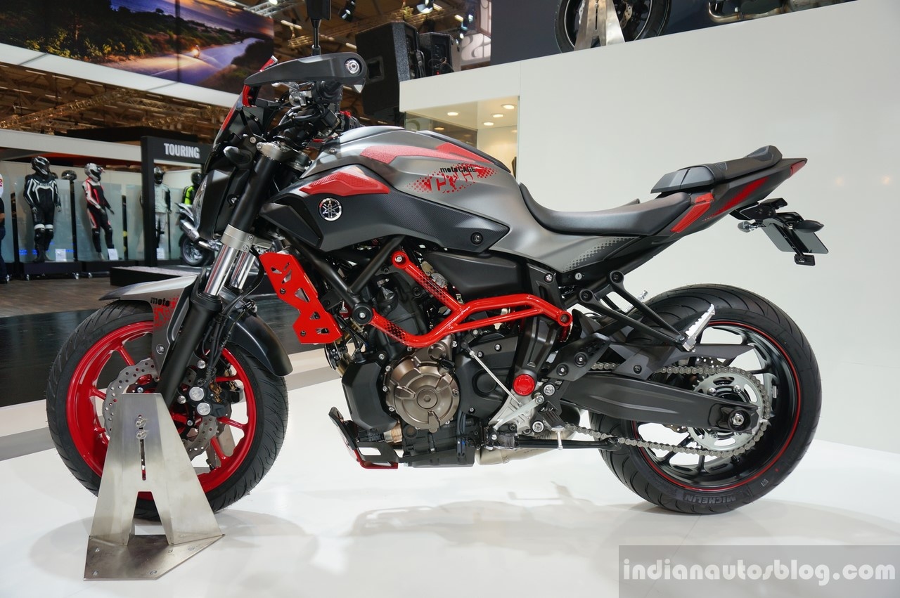 Phiên bản đặc biệt của mẫu naked bike thể thao này được Yamaha thiết kế riêng nhắm tới đối tượng khác hàng là những stunter (người biểu diễn mô tô mạo hiểm). Thiết kế của MT-07 Moto Cage nổi bật khi được phối hai màu sắc xám mờ và đỏ. Vành trước được sơn màu đỏ, trong khi vành sau vẫn có màu đen, kèm đường viền đỏ.