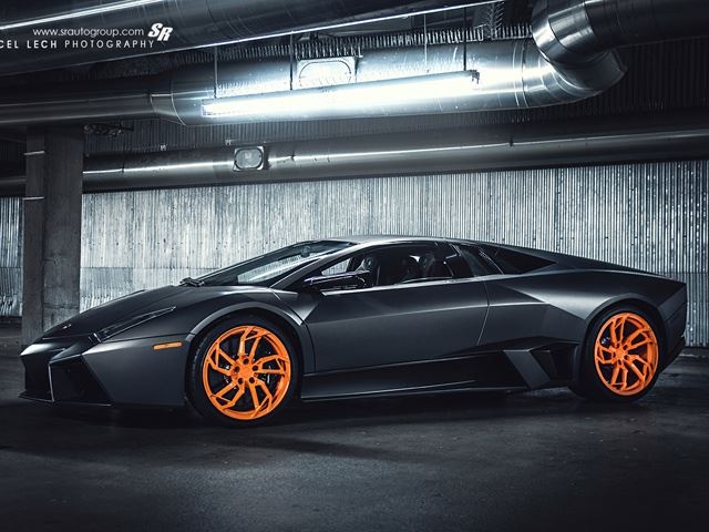 Reventon sở hữu thiết kế hầm hố, với nhiều chi tiết góc cạnh, được thiết kế lấy cảm hứng từ máy bay chiến đâu F-22 Raptor. 